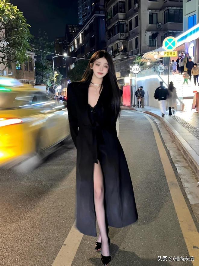 跟鞋这个冬天不容错过的时髦穿搭！AG旗舰厅app长大衣+黑色高(图1)