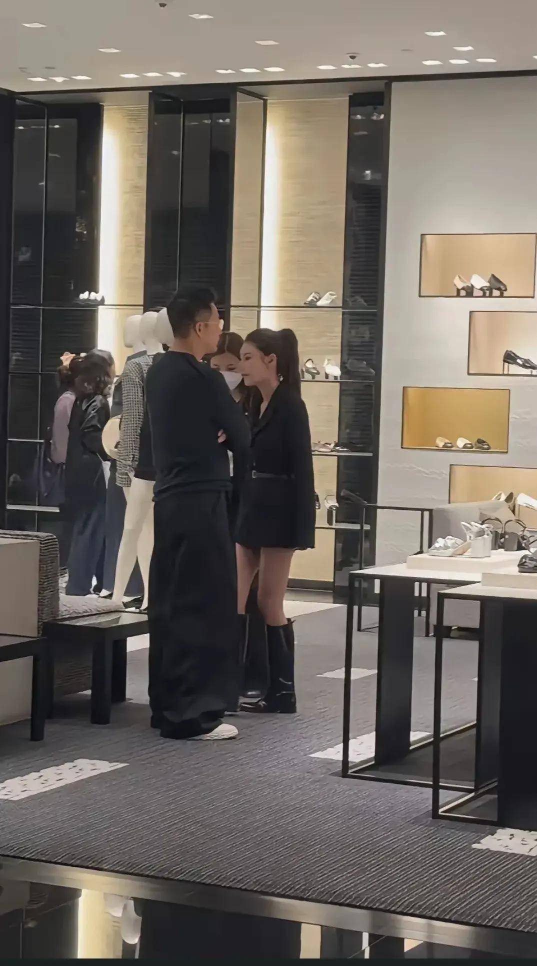 购物 为马筱梅挑选鞋子 网友：筱梅好瘦AG旗舰厅网站首页汪小菲夫妇香港K11(图1)
