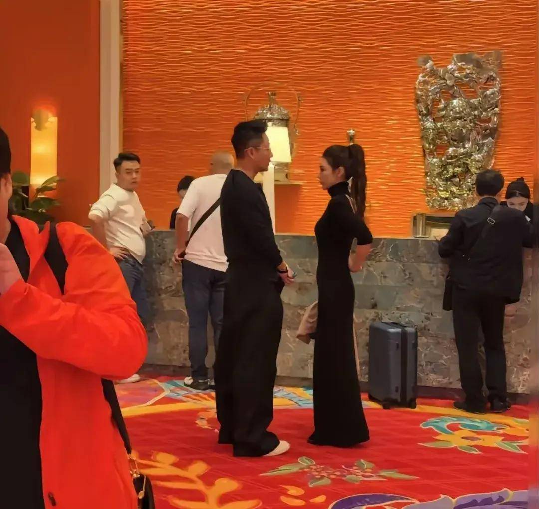 购物 为马筱梅挑选鞋子 网友：筱梅好瘦AG旗舰厅网站首页汪小菲夫妇香港K11(图2)