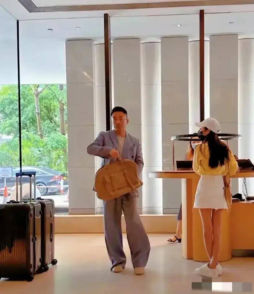 购物 为马筱梅挑选鞋子 网友：筱梅好瘦AG旗舰厅网站首页汪小菲夫妇香港K11(图5)