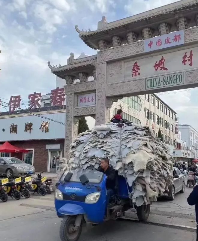 买不起羽绒服的年轻人快把桑坡挤爆了AG旗舰厅娱乐平台从始祖鸟到迪桑特(图2)