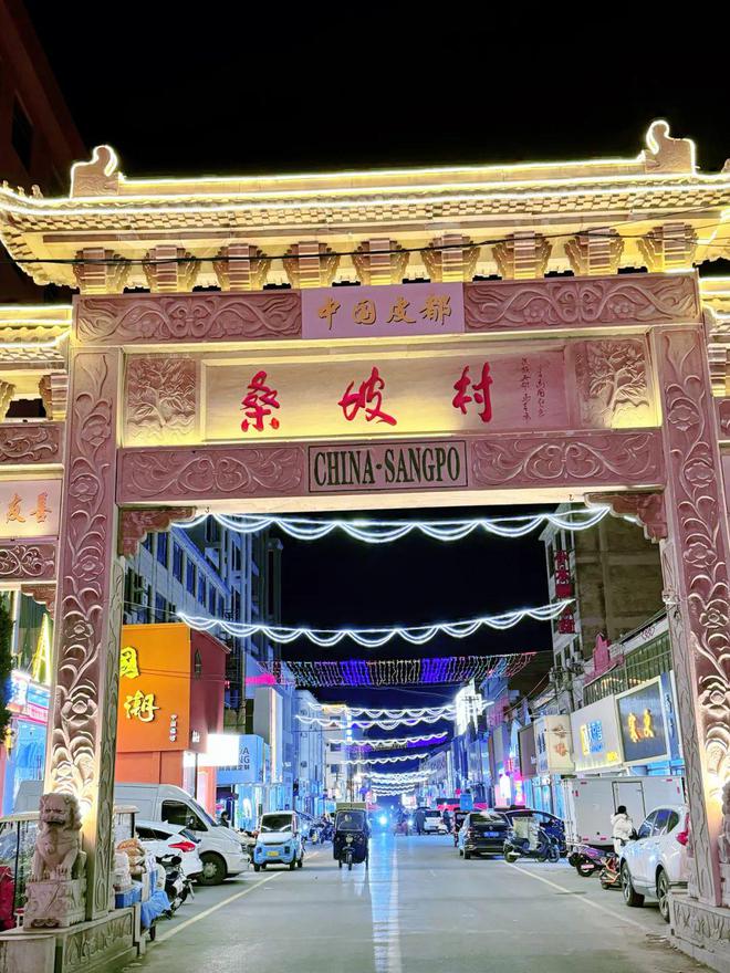 买不起羽绒服的年轻人快把桑坡挤爆了AG旗舰厅娱乐平台从始祖鸟到迪桑特(图10)