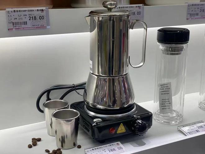 “好几百美元的鞋子现在一百多块拿下”外贸好东西卖爆了→AG旗舰厅娱乐平台不出口美国了上海市民疯狂“捡漏”！(图4)