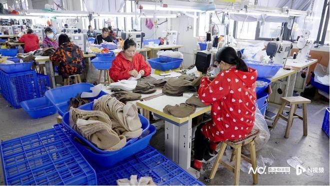 “新质供给“助力产业工人月入过万AG旗舰厅网这双丑鞋子热销拼多多(图5)
