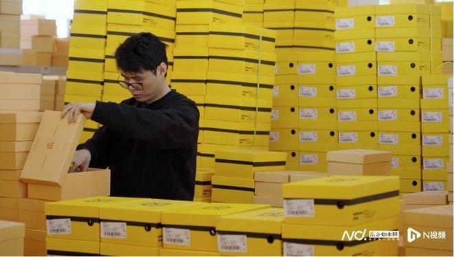 “新质供给“助力产业工人月入过万AG旗舰厅网这双丑鞋子热销拼多多(图6)